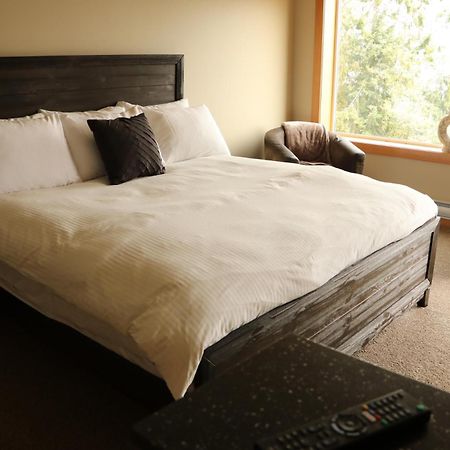 Moon Water Lodge Malahat Esterno foto