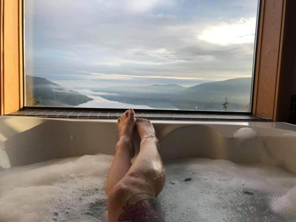 Moon Water Lodge Malahat Esterno foto