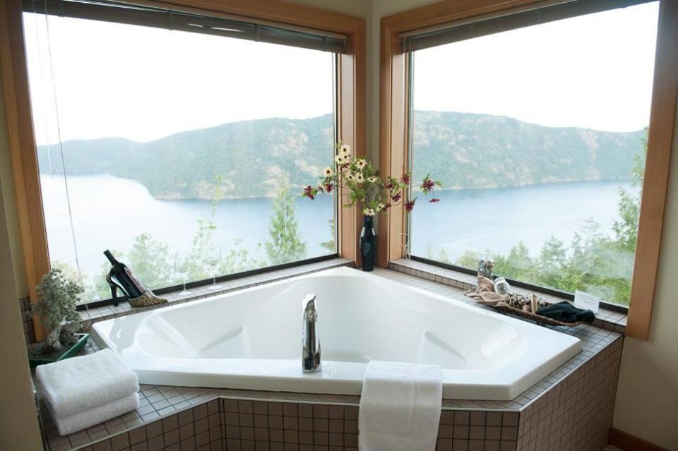Moon Water Lodge Malahat Esterno foto