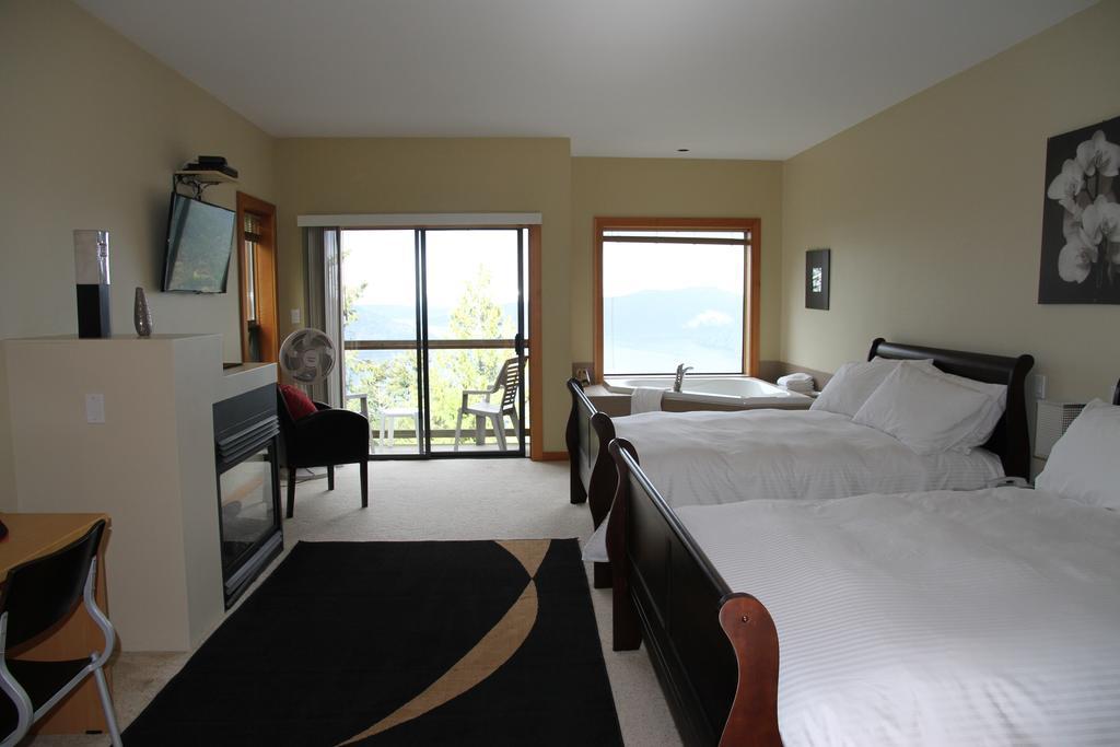 Moon Water Lodge Malahat Esterno foto