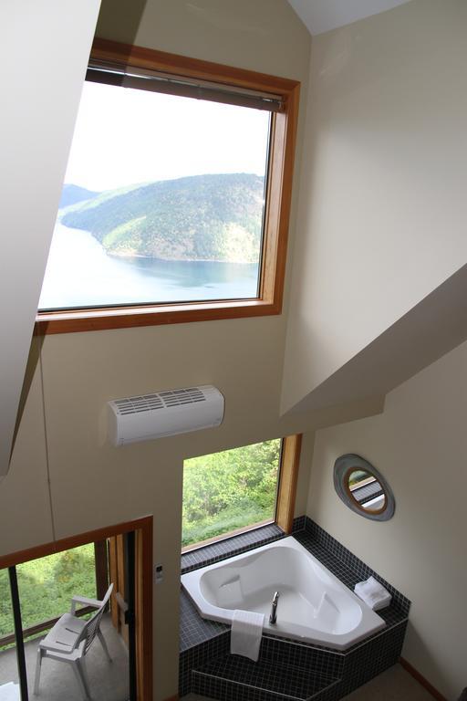 Moon Water Lodge Malahat Esterno foto
