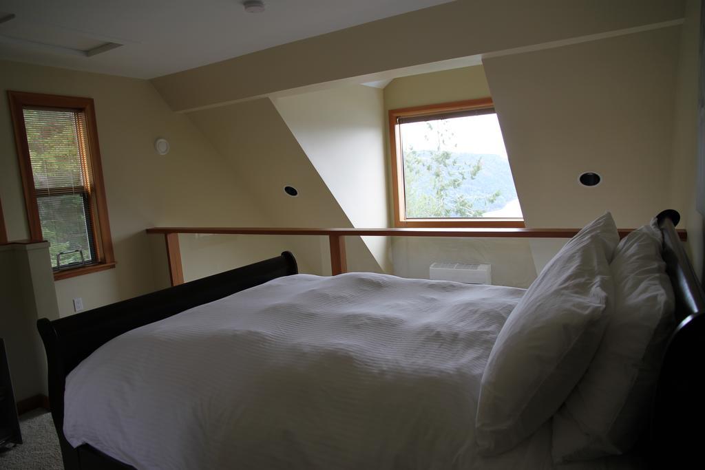Moon Water Lodge Malahat Esterno foto