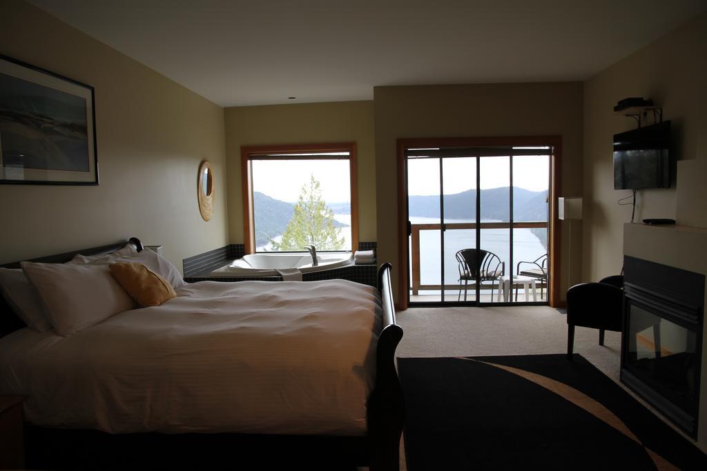 Moon Water Lodge Malahat Esterno foto