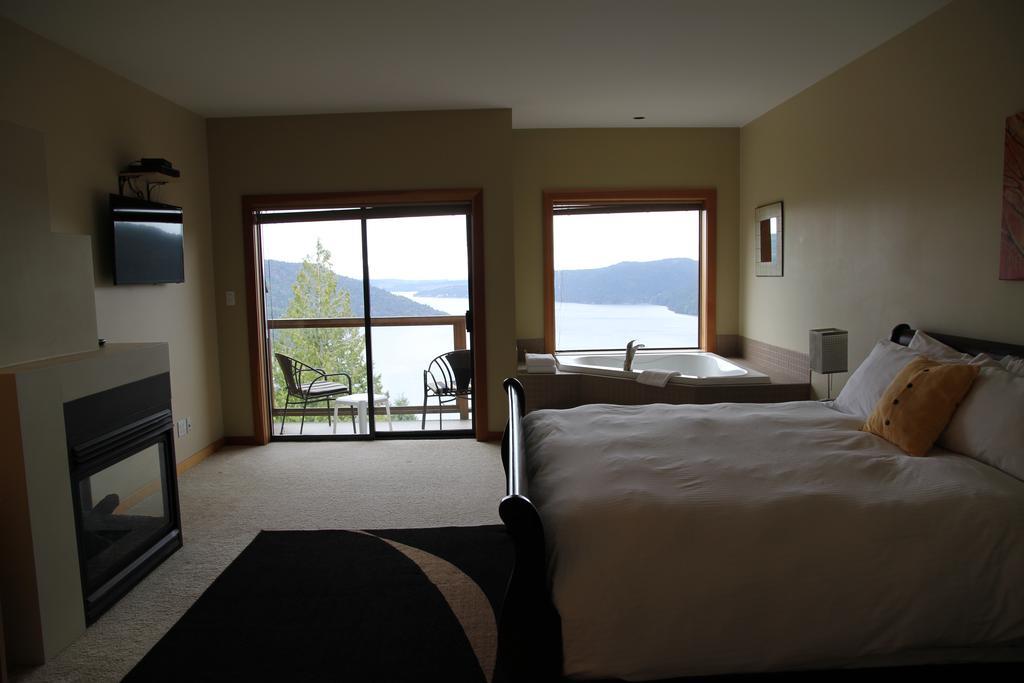 Moon Water Lodge Malahat Esterno foto