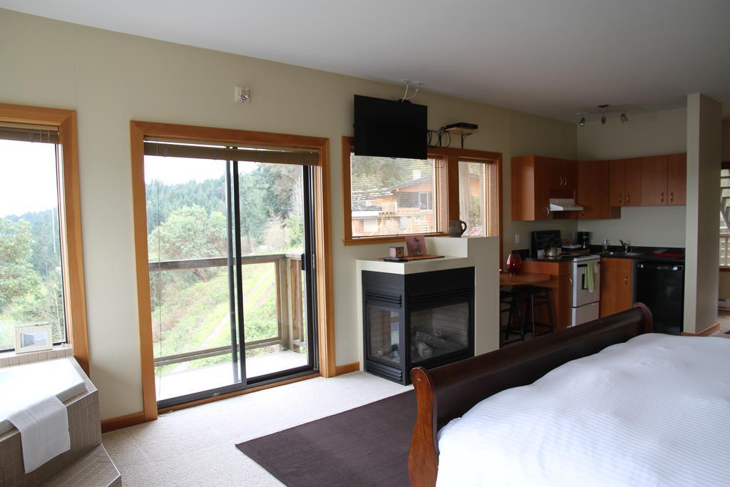 Moon Water Lodge Malahat Esterno foto