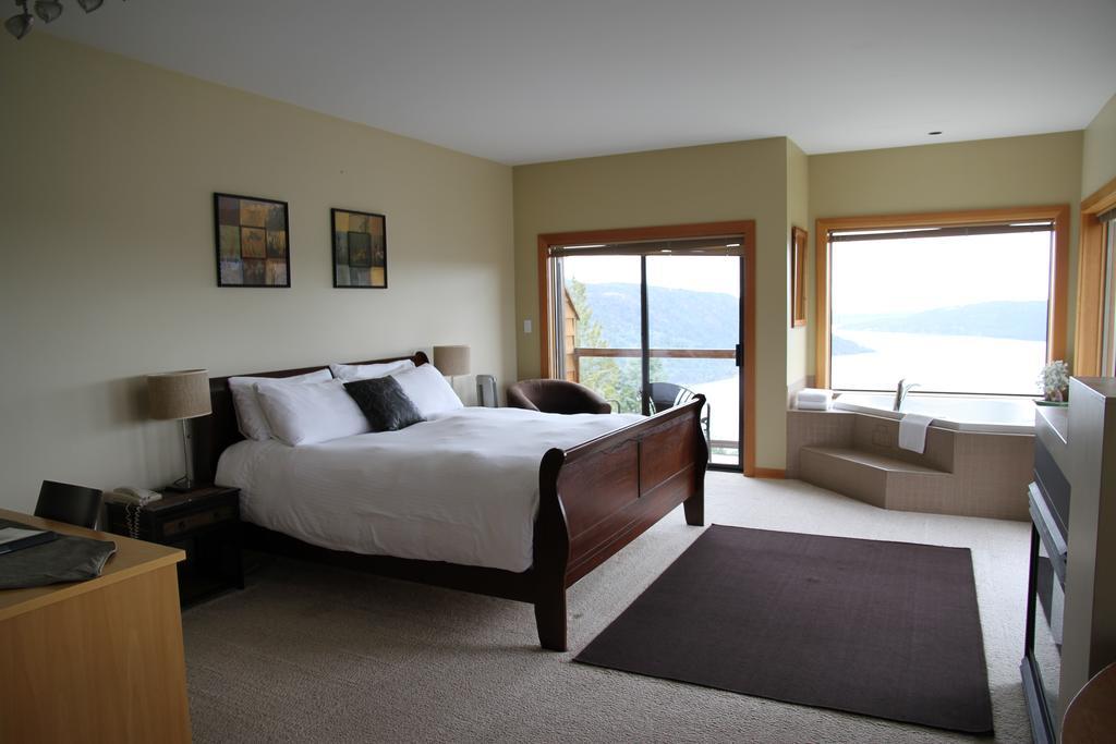 Moon Water Lodge Malahat Esterno foto