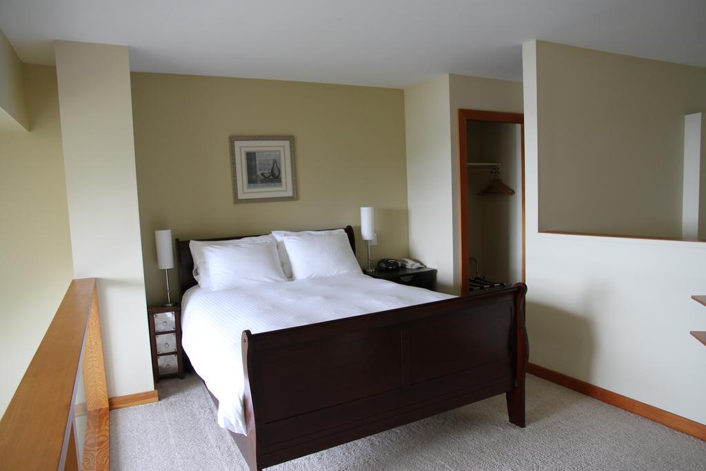 Moon Water Lodge Malahat Esterno foto