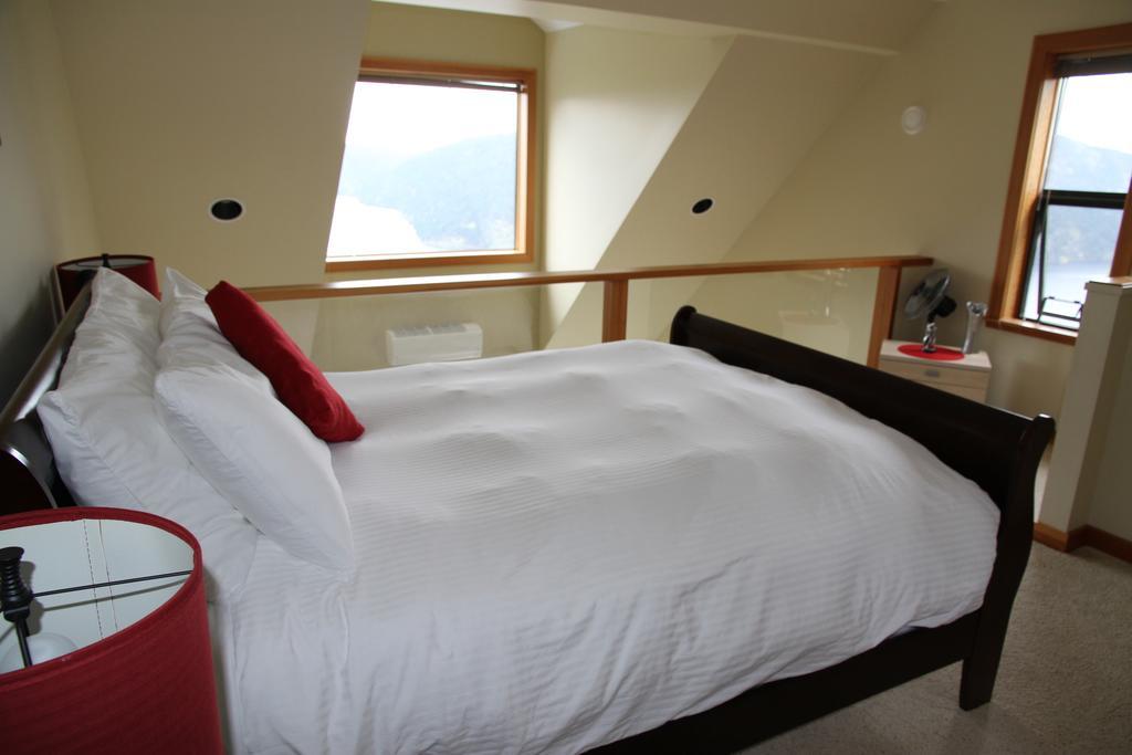 Moon Water Lodge Malahat Esterno foto