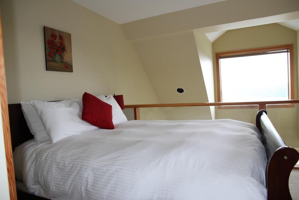 Moon Water Lodge Malahat Esterno foto