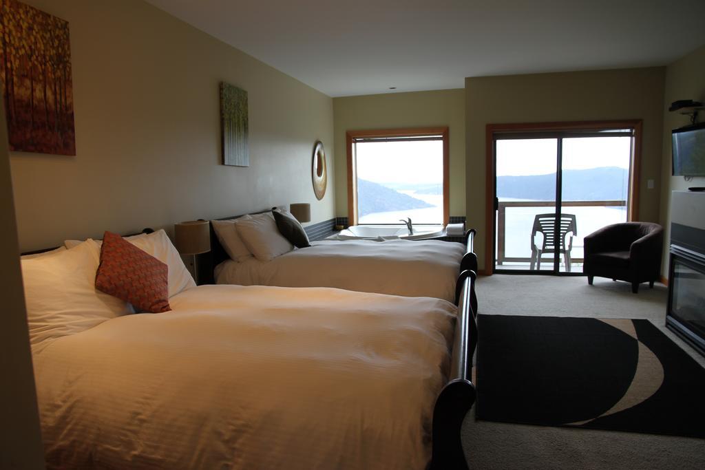 Moon Water Lodge Malahat Esterno foto