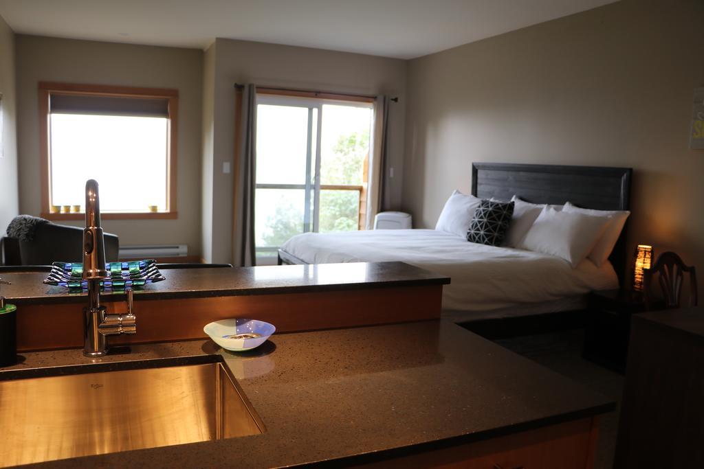 Moon Water Lodge Malahat Esterno foto